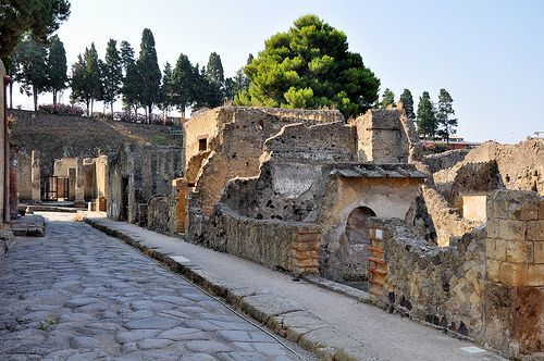 NCC vs Taxi a Napoli: differenze, prezzi e quando conviene