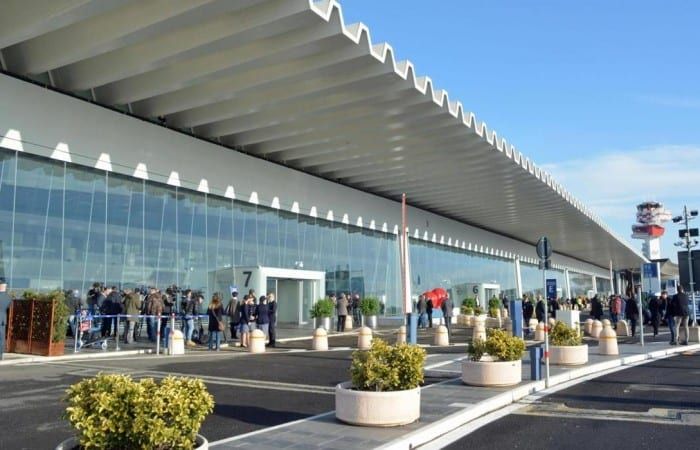 Marciapiede arrivi del terminal di Roma Fiumicino con i viaggiatori in attesa